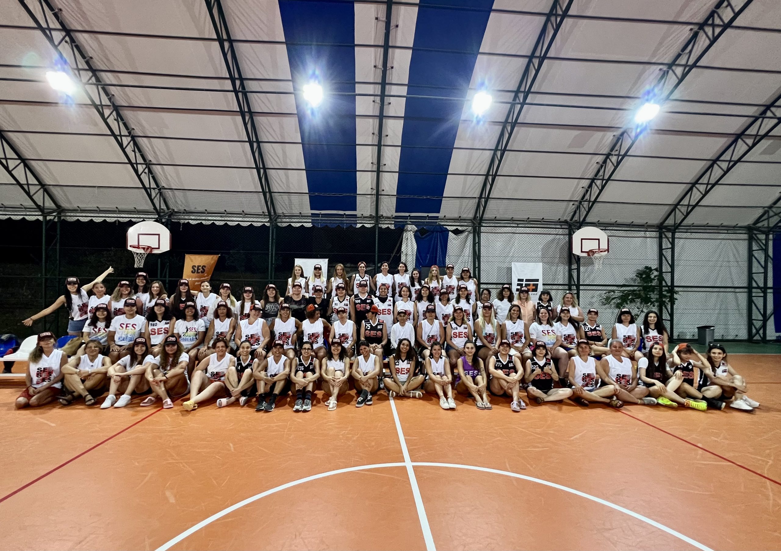 SES sporcuları basketbol sahasında bir arada